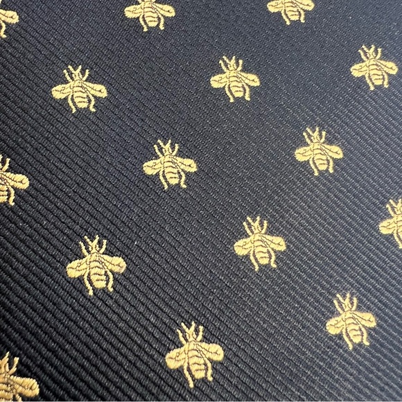 MENDEPOT Handsome Black and Gold Bee Tie - Picture 4 of 8